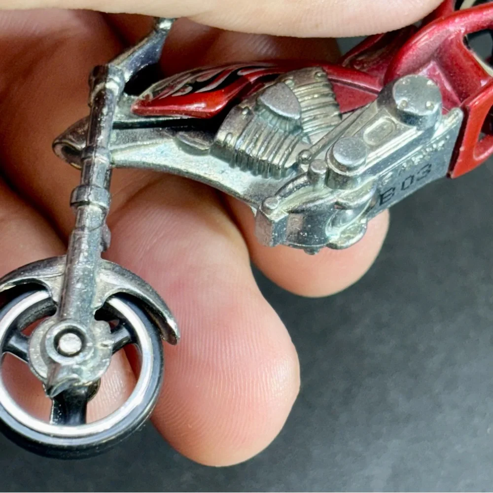 Hot Wheels 2009 OCC Splitback Motorcycle RED Model‎ #9 Snowflake Card 1:64 Scale